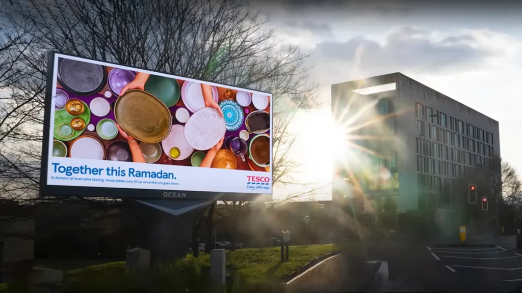 Together This Ramadan Tesco's Digital Billboard Lights Up Iftar